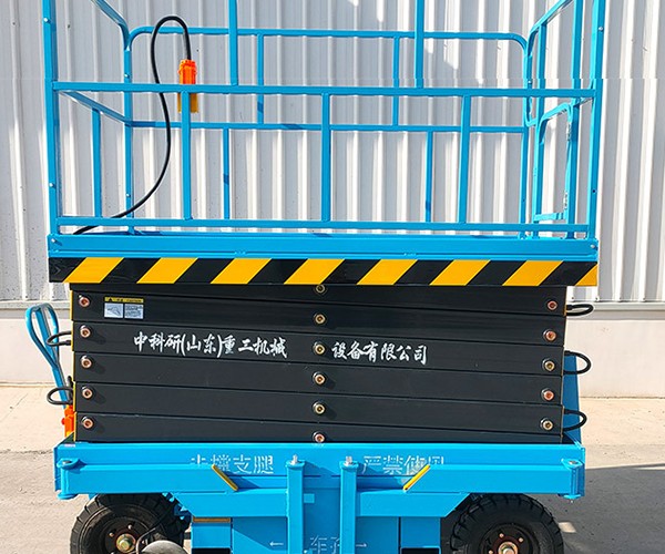 曲松自行走升降机